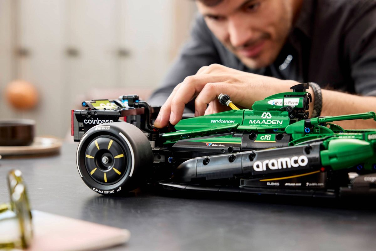 奧斯頓·馬丁 Aramco AMR25 F1 賽車