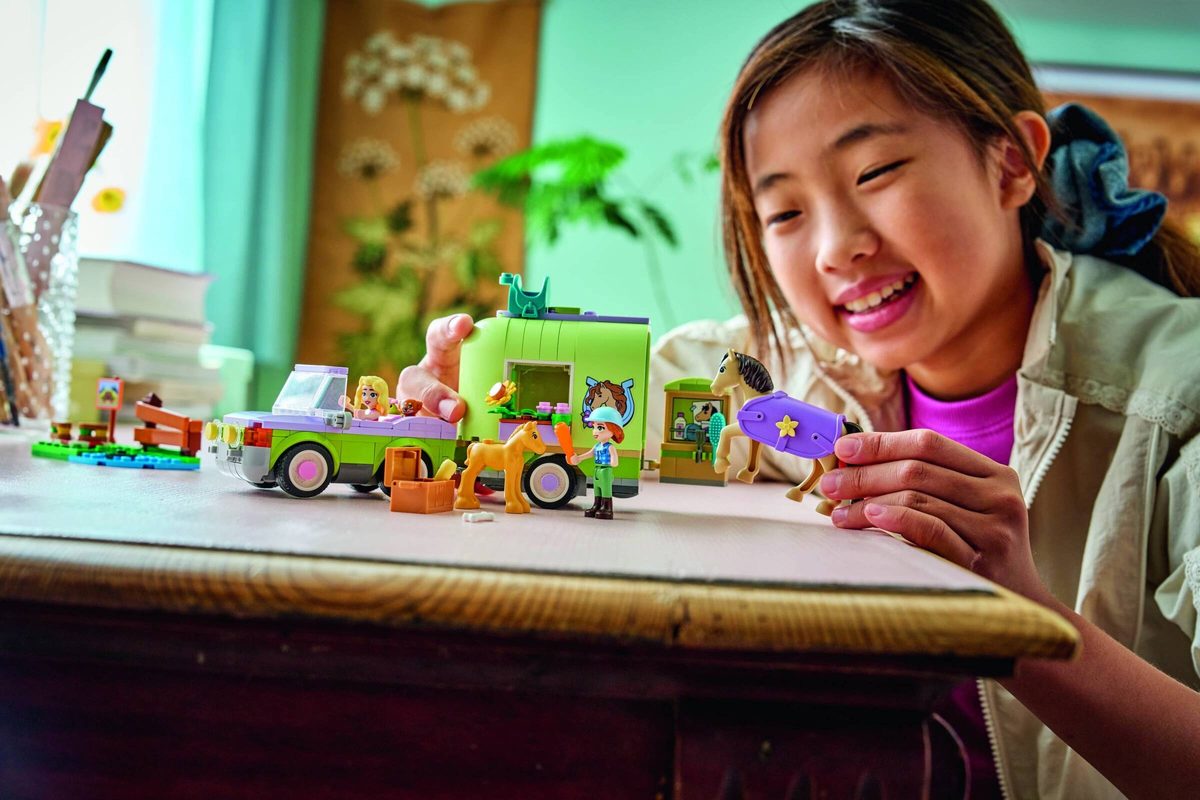 馬兒和幼馬拖車