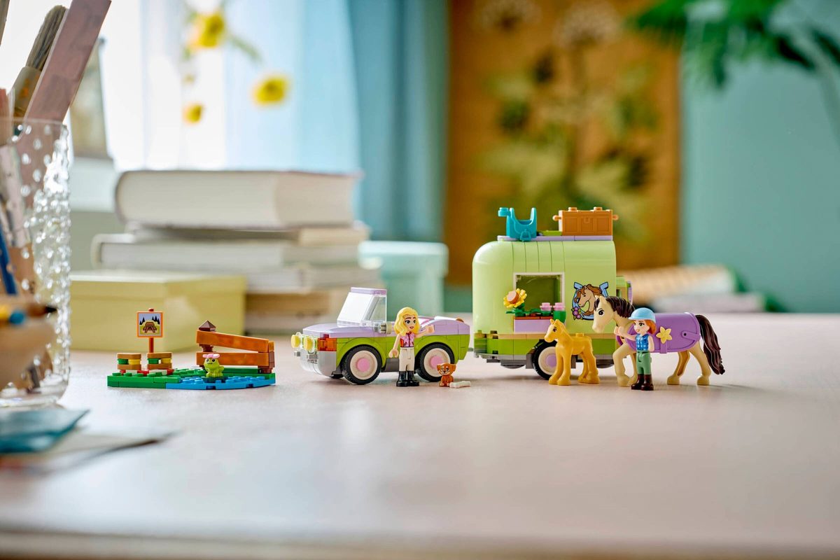 馬兒和幼馬拖車